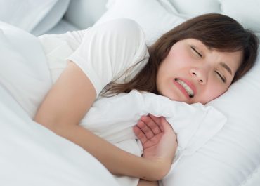 夜間瞓教磨牙成因 牙醫教你解決及預防方法