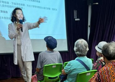 關頌偉醫生於鄰舍輔導會利東鄰裡康齡中心講解護齒知識