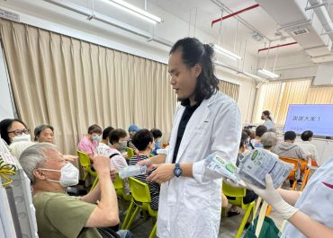 關頌偉醫生走進鐘聲慈善社方王換娣長者鄰舍中心，分享長者口腔護理知識